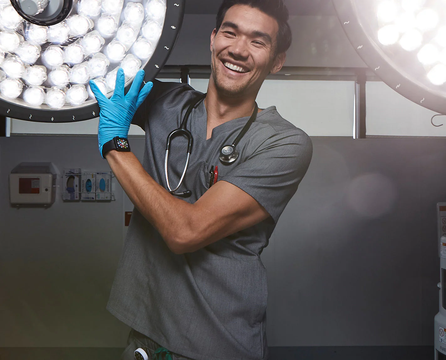 Men's Graphite Leon™ - Three-Pocket Scrub Top - Image 9